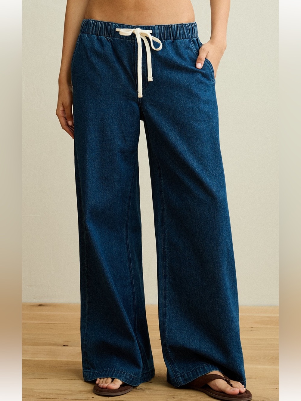 Brand new with Tags! American Eagle Jeans Size M wide leg baggy comfy style!